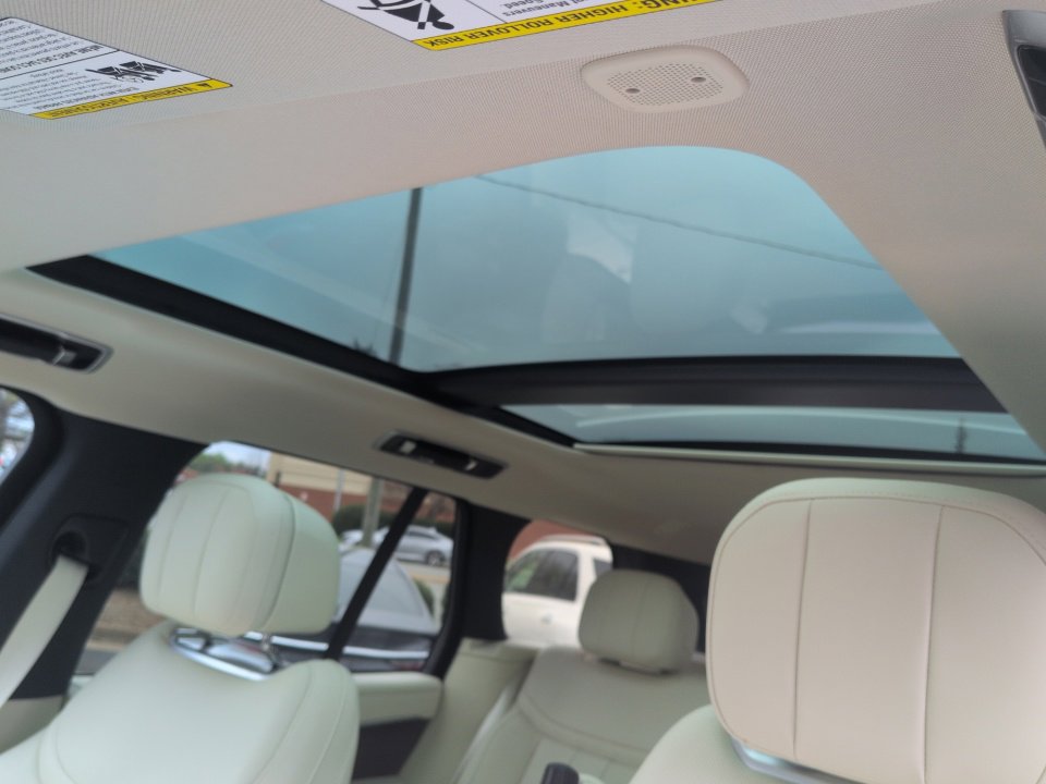 Certified 2025 Land Rover Range Rover SE image 19