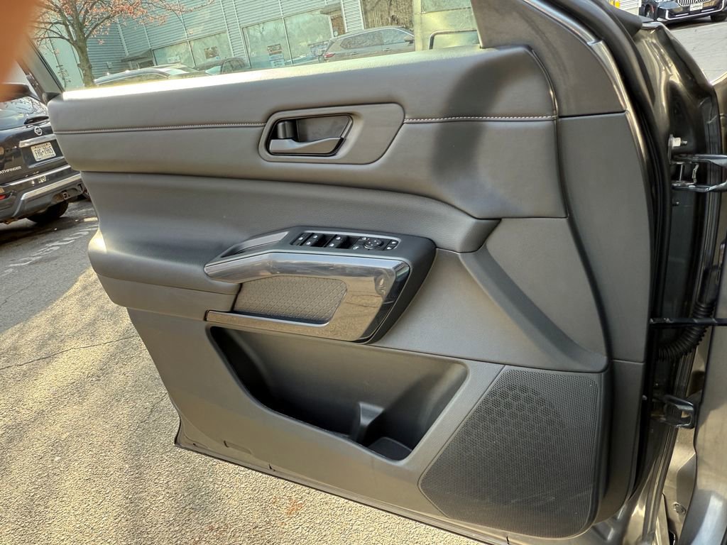 Used 2023 Nissan Pathfinder S image 24