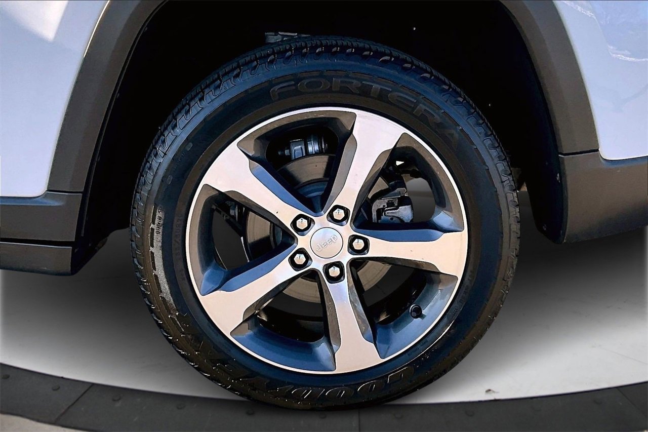 Used 2023 Jeep Grand Cherokee Limited image 34