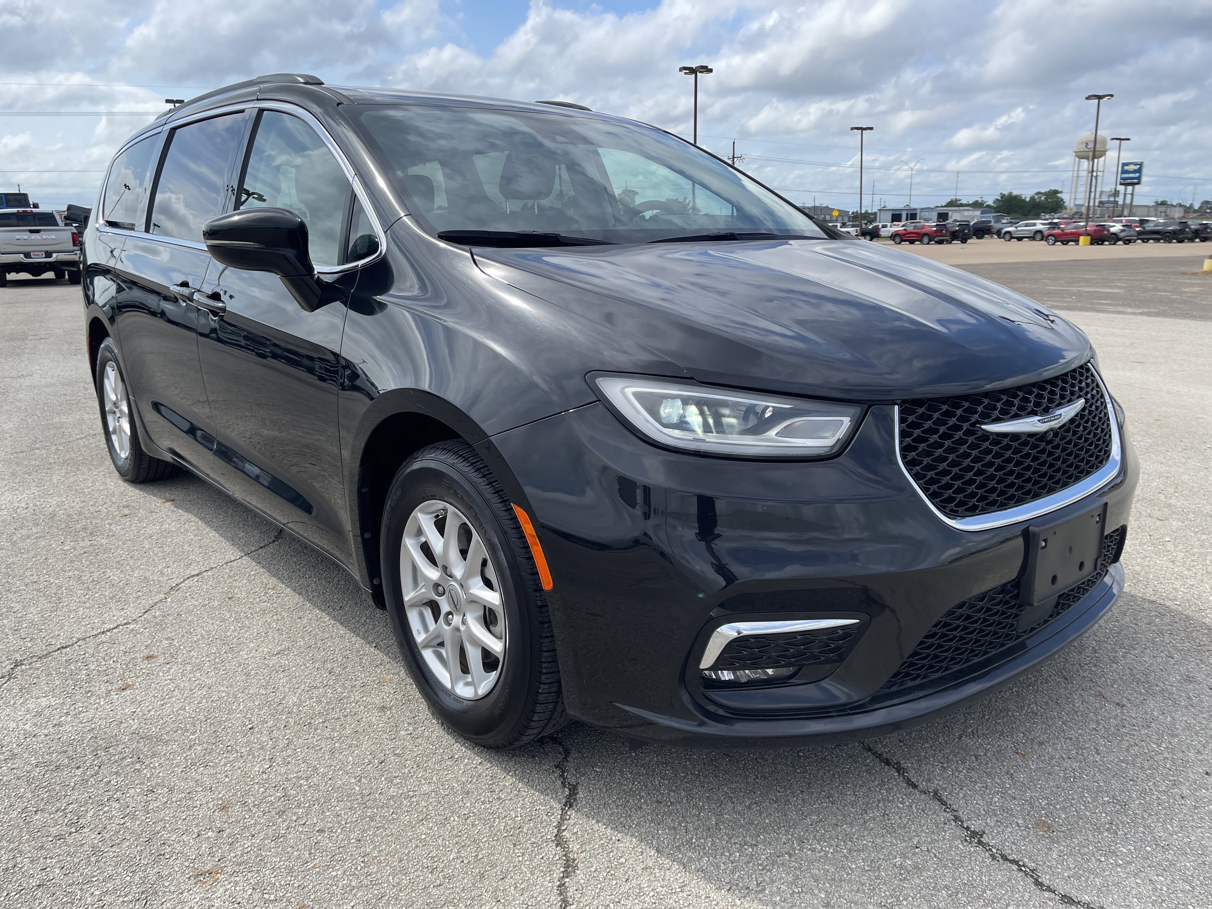Used 2022 Chrysler Pacifica Touring-L image 2