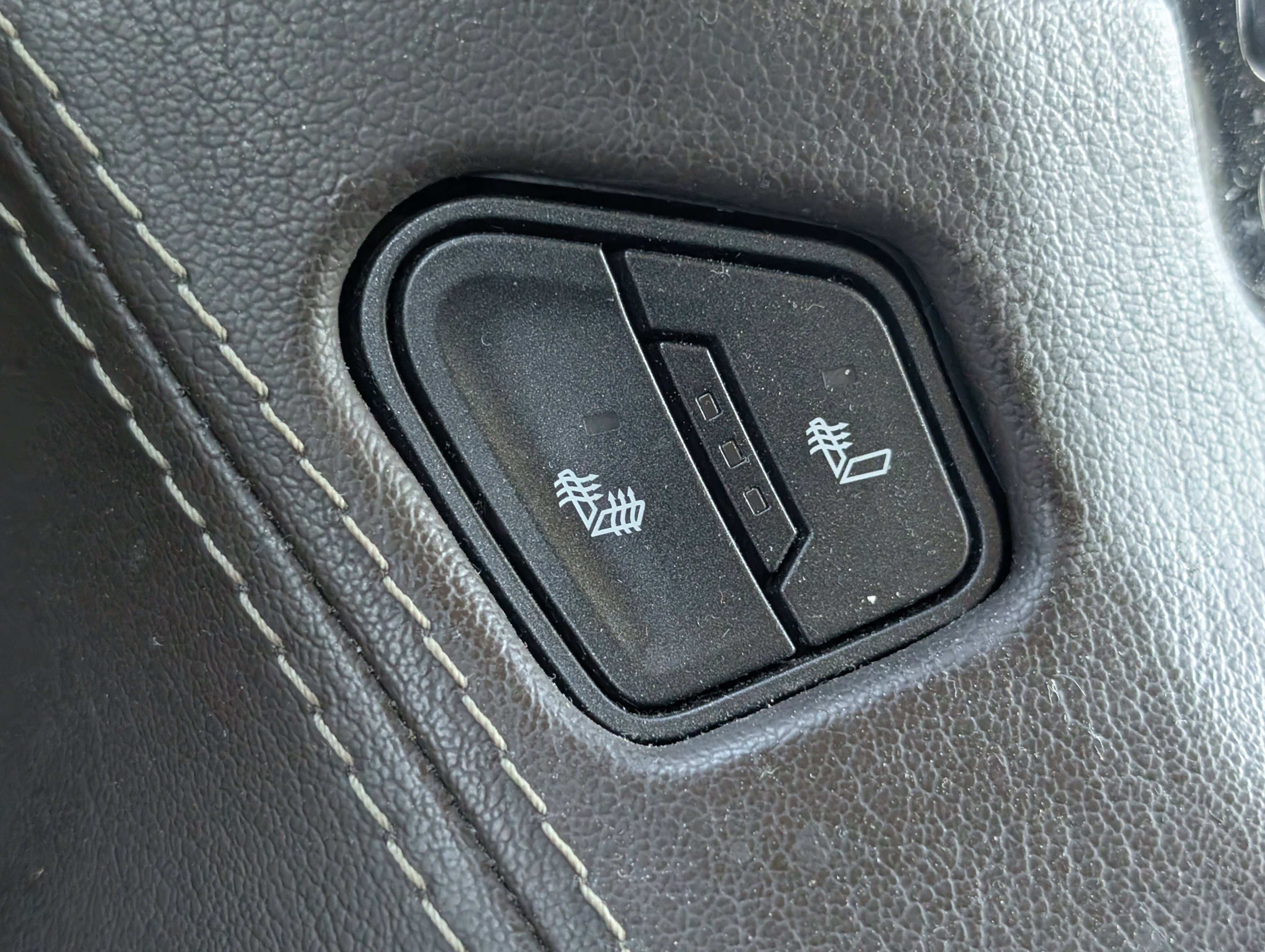 Used 2019 Chevrolet Suburban LT RWD image 14