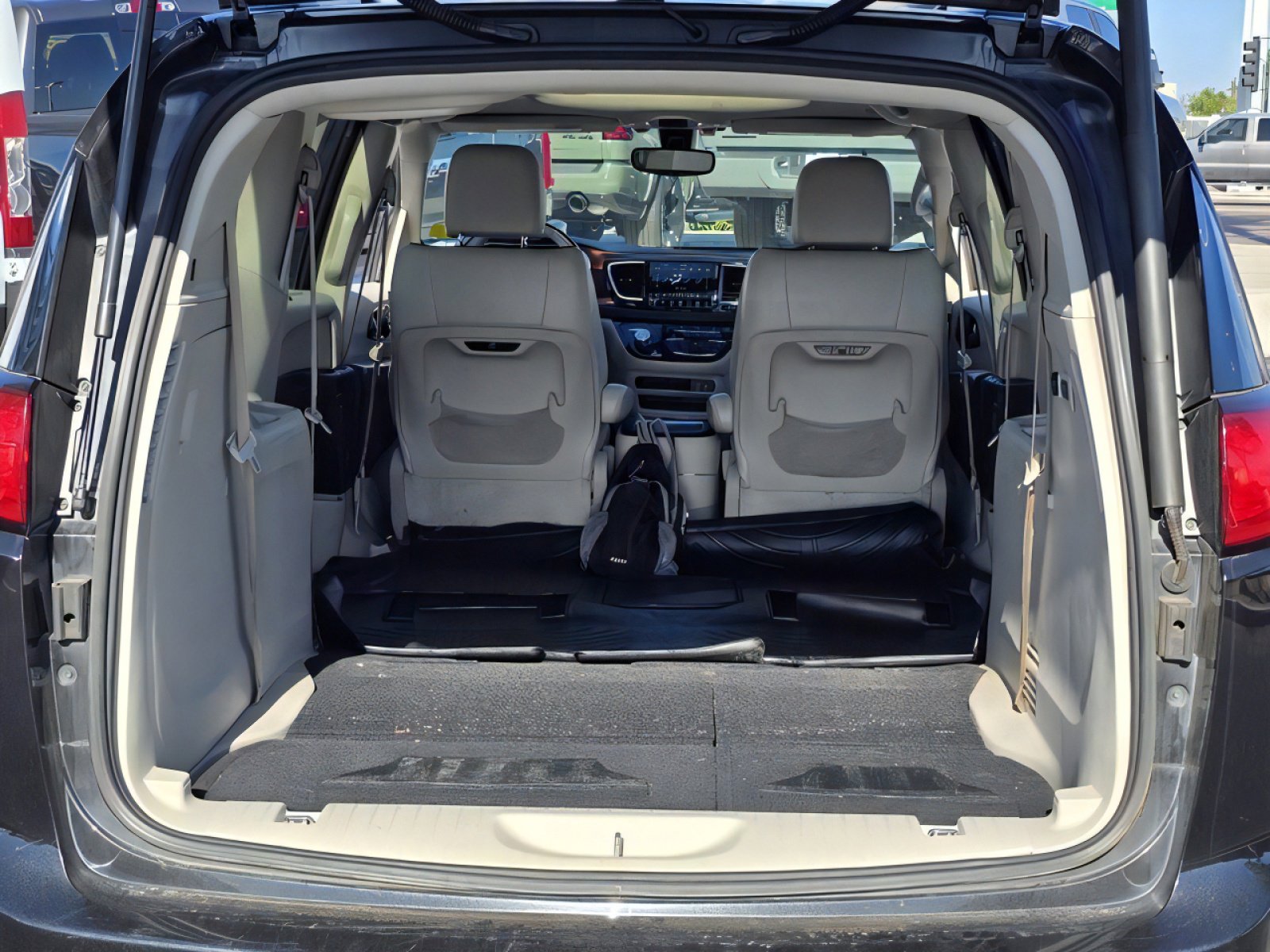 Used 2020 Chrysler Pacifica Limited image 37