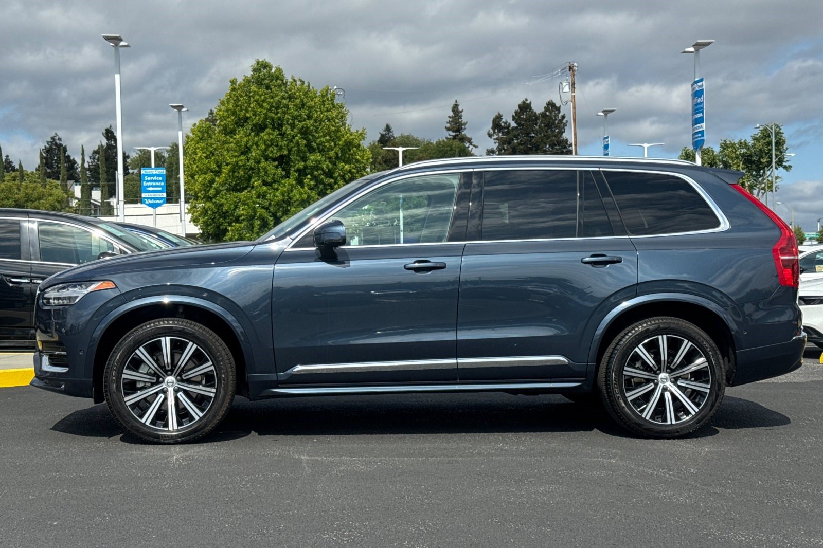 Used 2023 Volvo XC90 B5 Plus AWD/4WD image 2