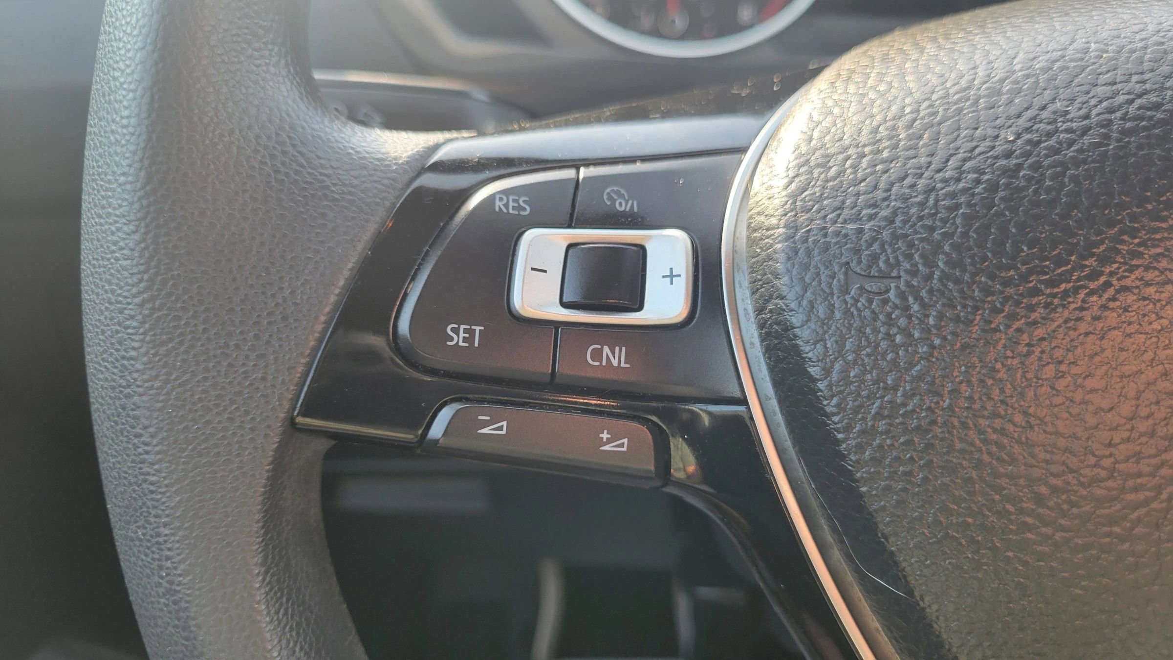 Used 2018 Volkswagen Tiguan S image 25