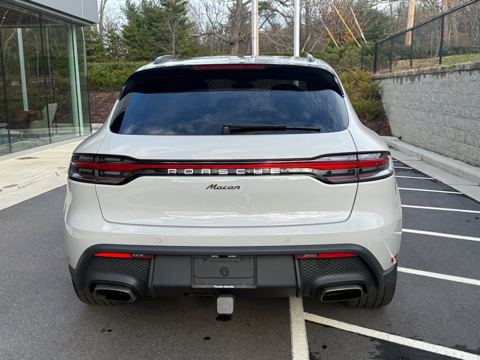 Certified 2025 Porsche Macan image 6
