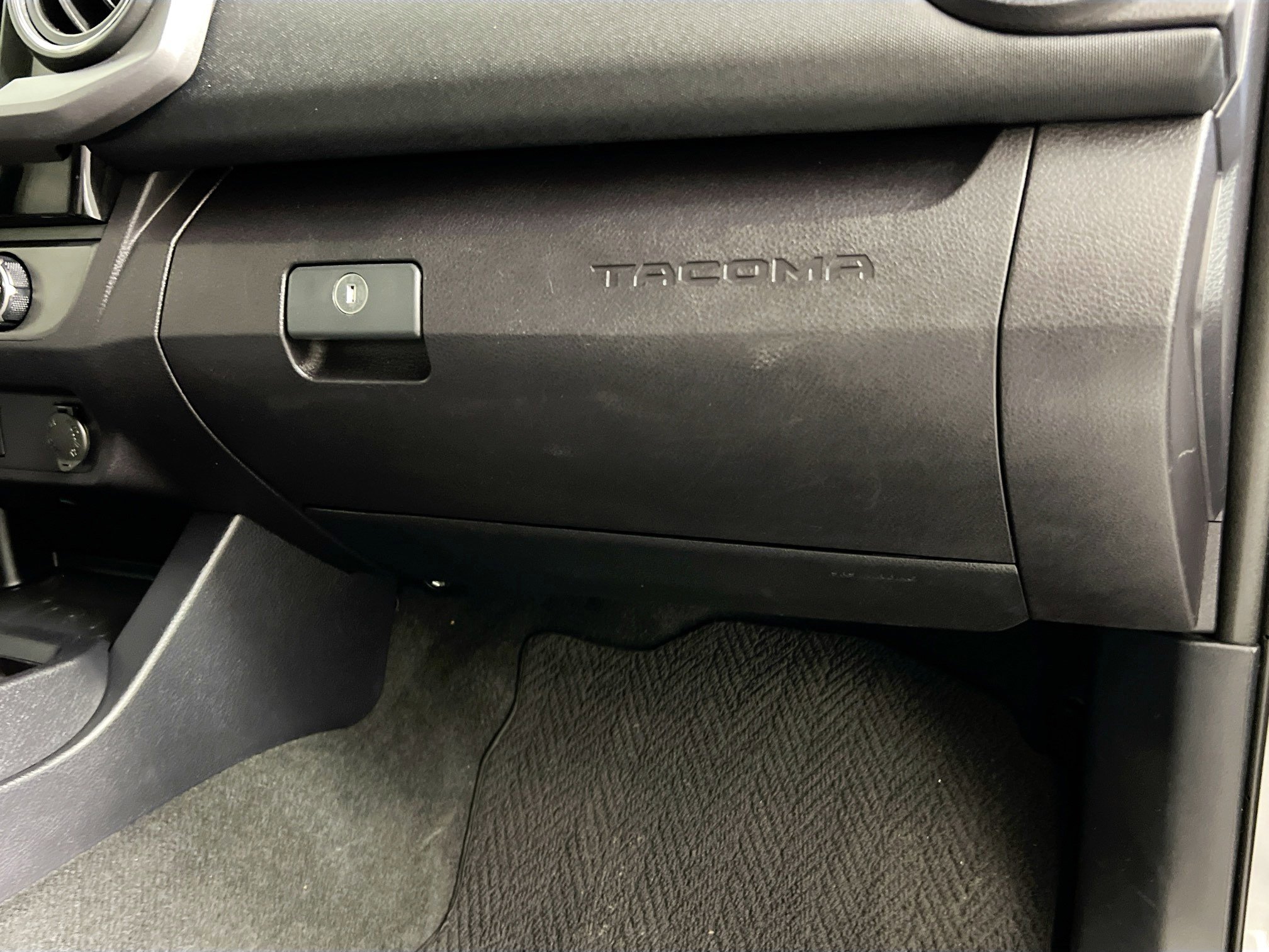 Used 2017 Toyota Tacoma TRD Sport w/ Tow Package (A/T) image 34