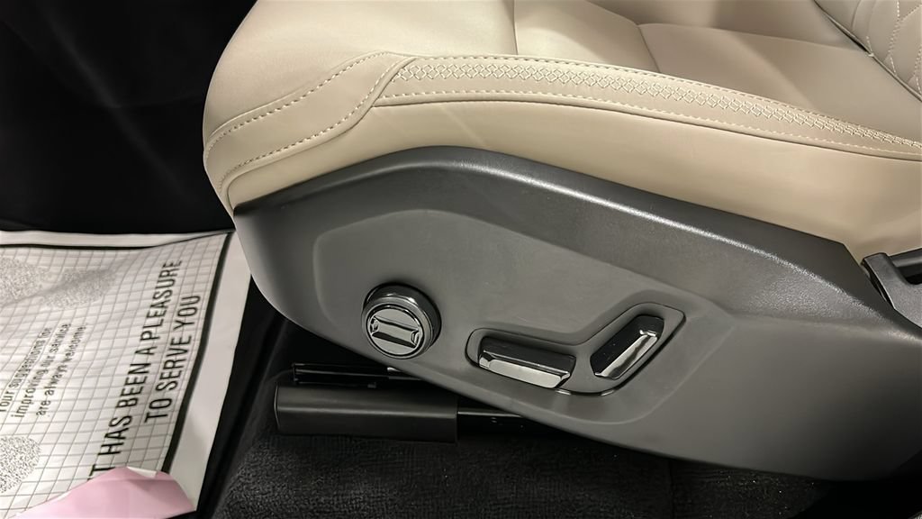 Used 2026 Volvo XC90 B6 Plus w/ Protection Package AWD/4WD image 11