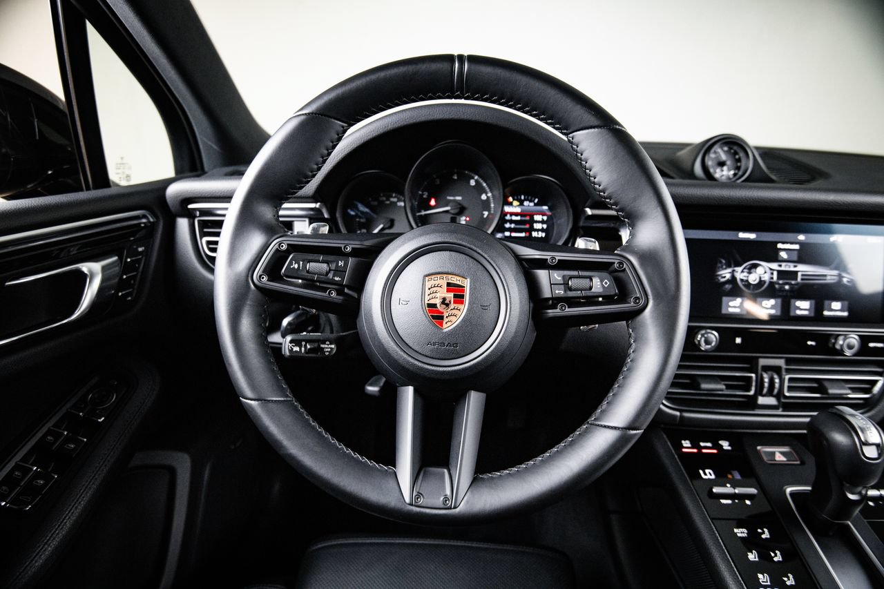 Certified 2024 Porsche Macan AWD/4WD image 26