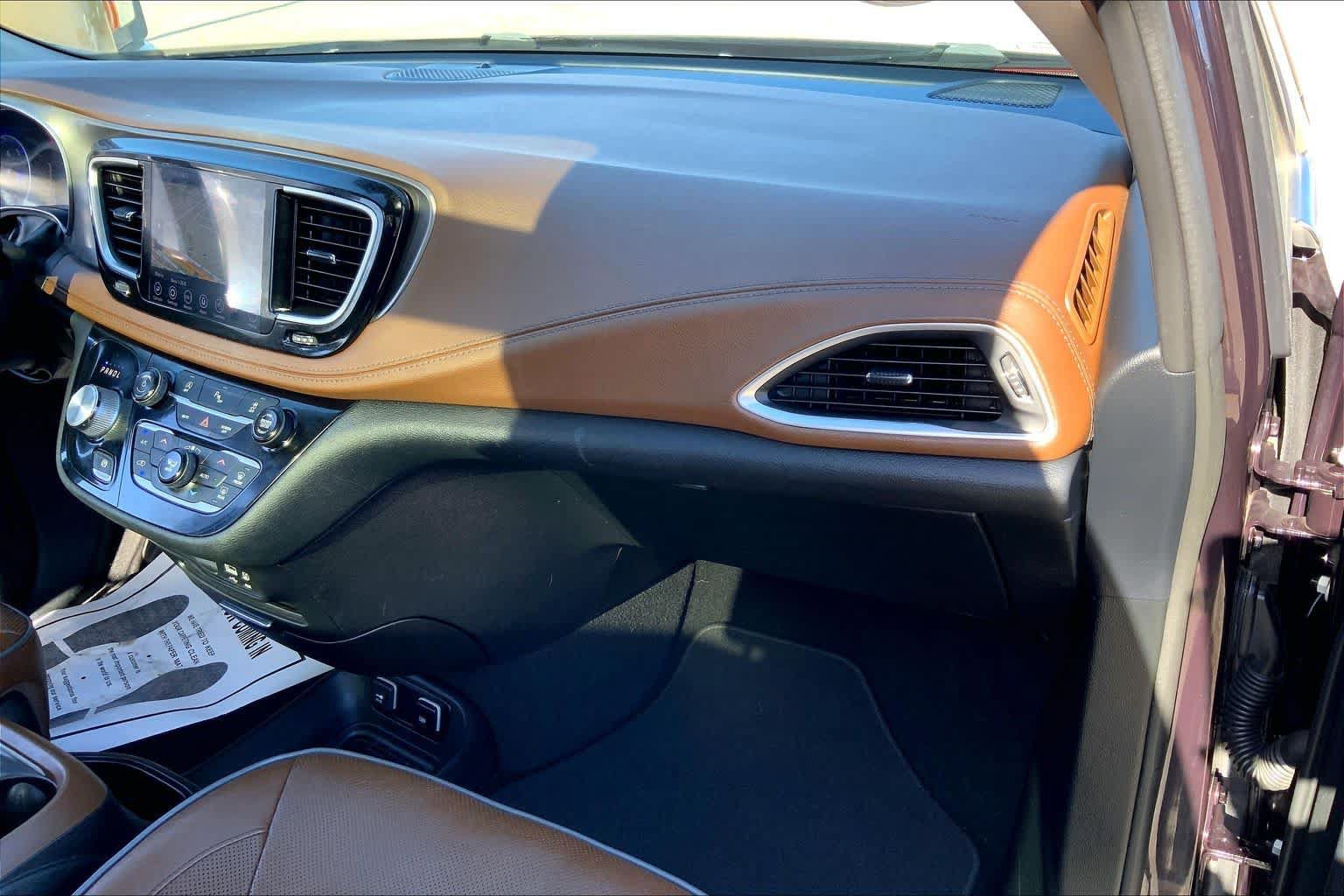 Used 2019 Chrysler Pacifica Limited FWD image 24