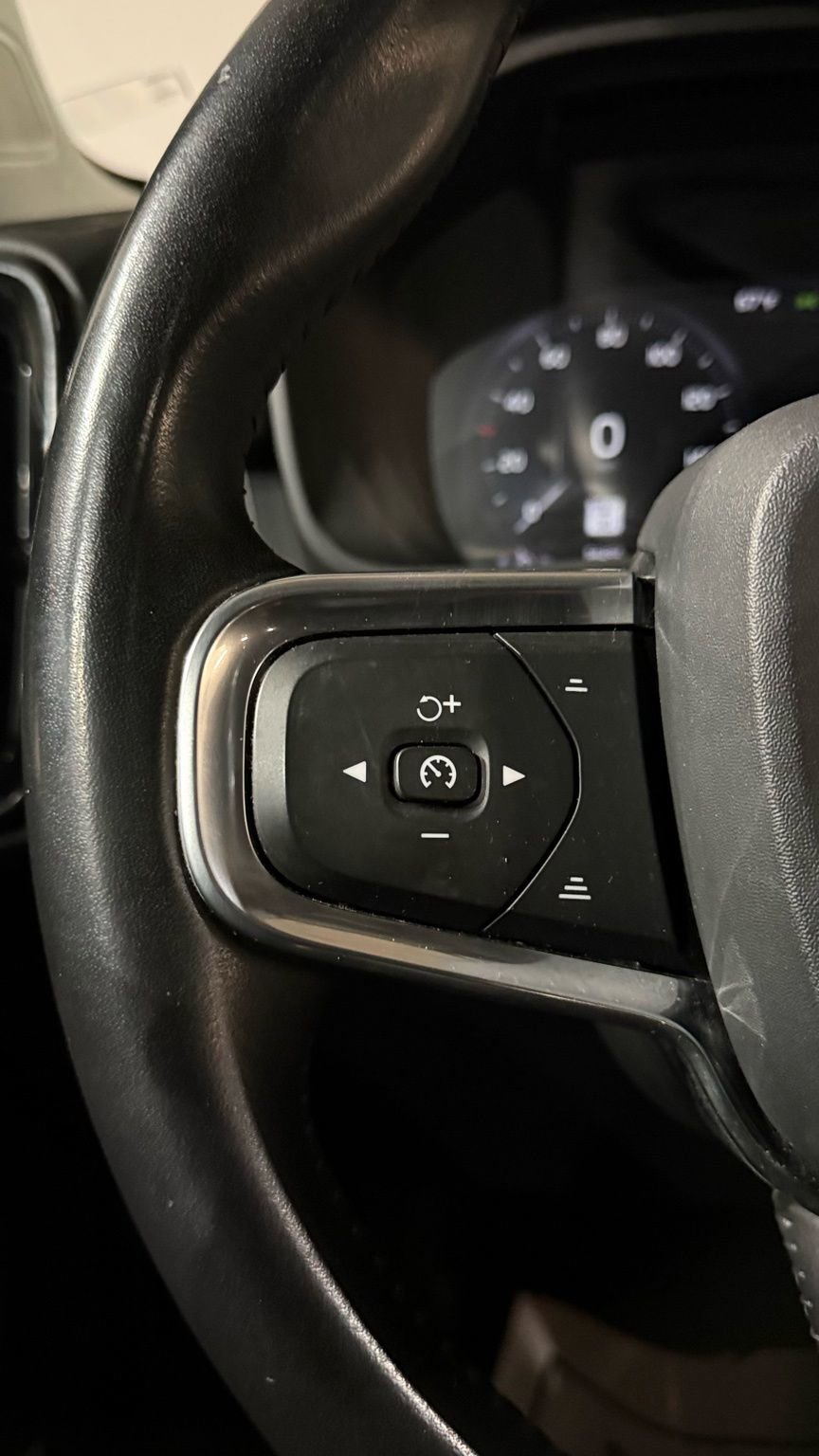 Used 2020 Volvo XC40 T5 Momentum image 54