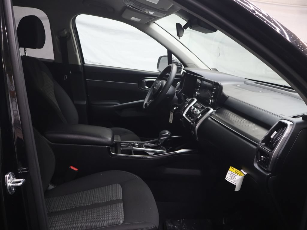 Used 2023 Kia Sorento LX FWD image 9