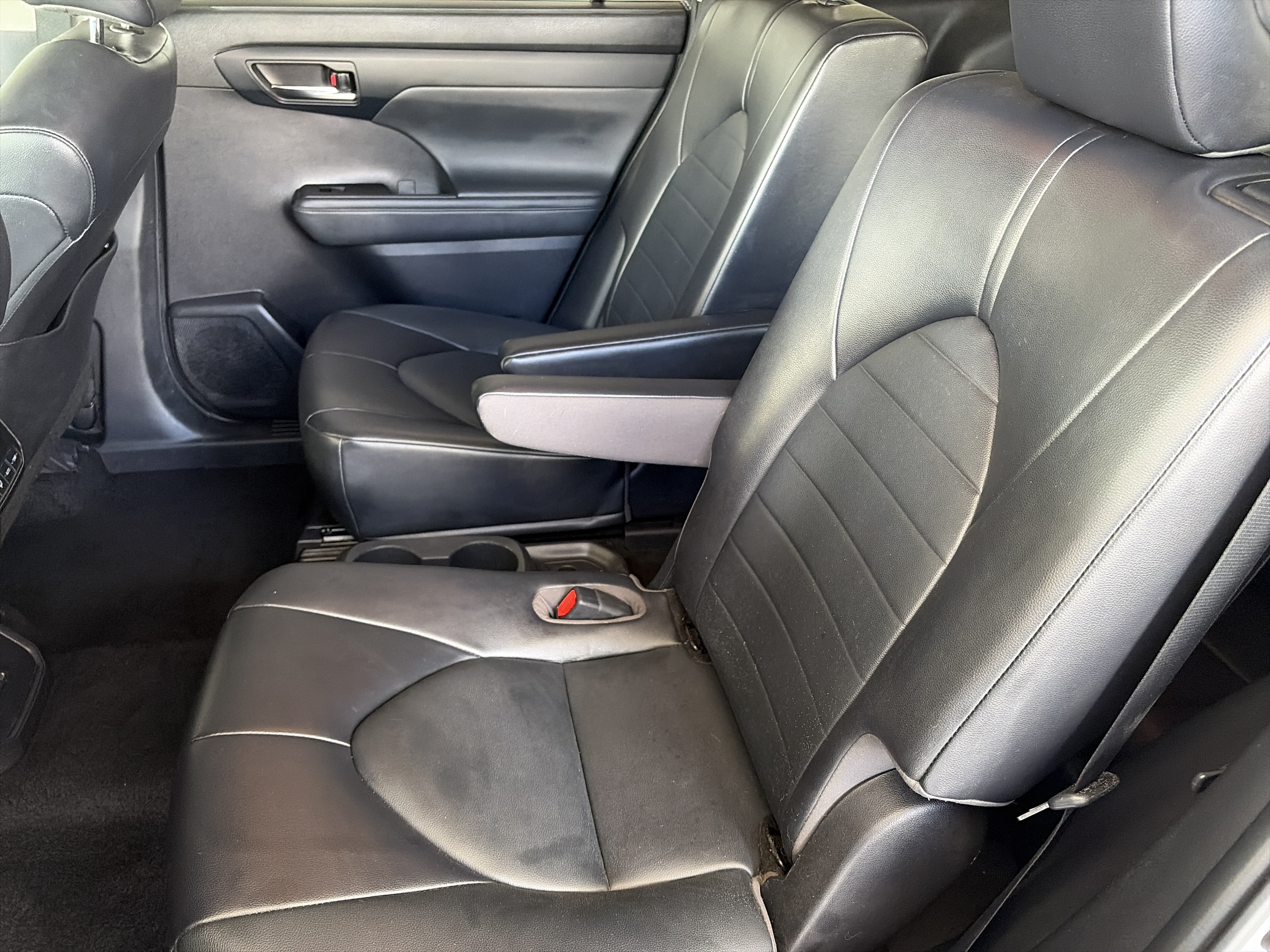 Used 2022 Toyota Highlander XLE FWD image 11