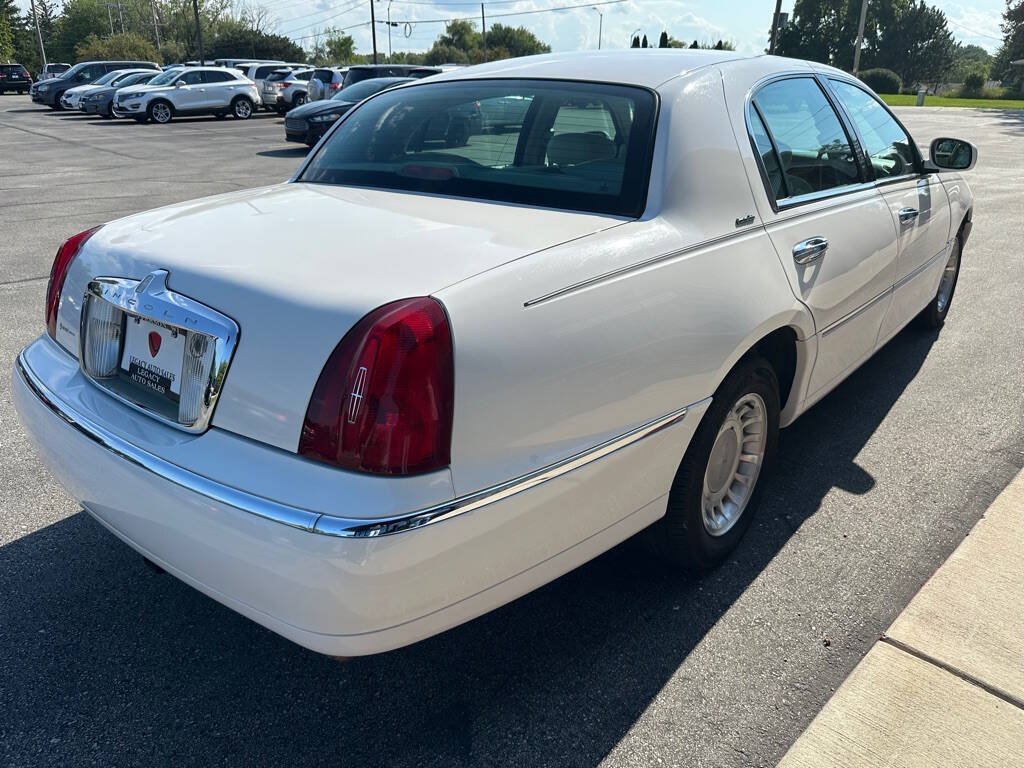 Used 2000 Lincoln Town Car Executive RWD image 5