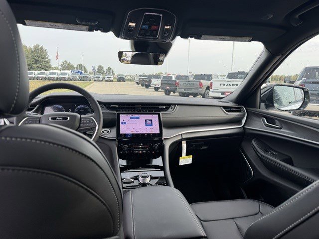 New 2025 Jeep Grand Cherokee Limited w/ Trailer Tow Package image 30