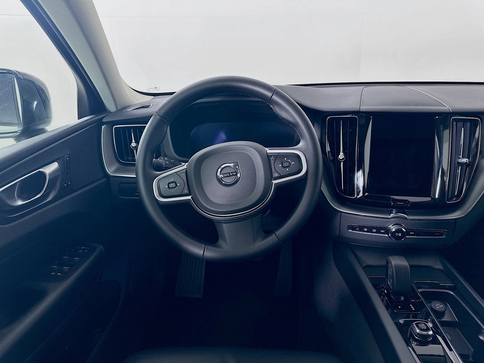 Used 2025 Volvo XC60 B5 Core AWD/4WD image 15