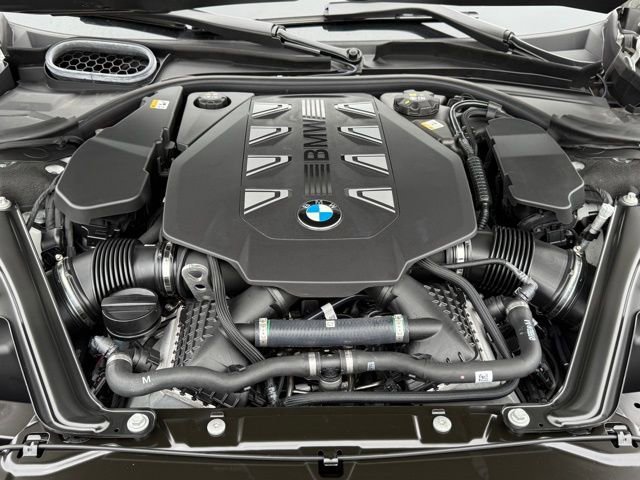 Used 2025 BMW 760i xDrive w/ Premium Package image 31