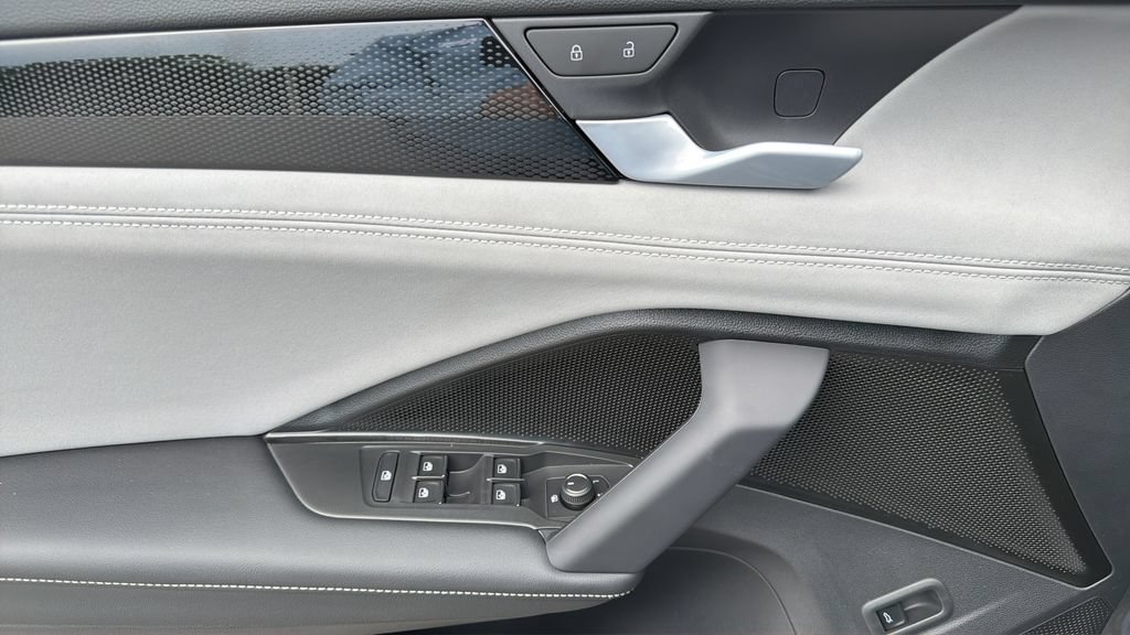 New 2026 Volkswagen Tiguan SE FWD image 20