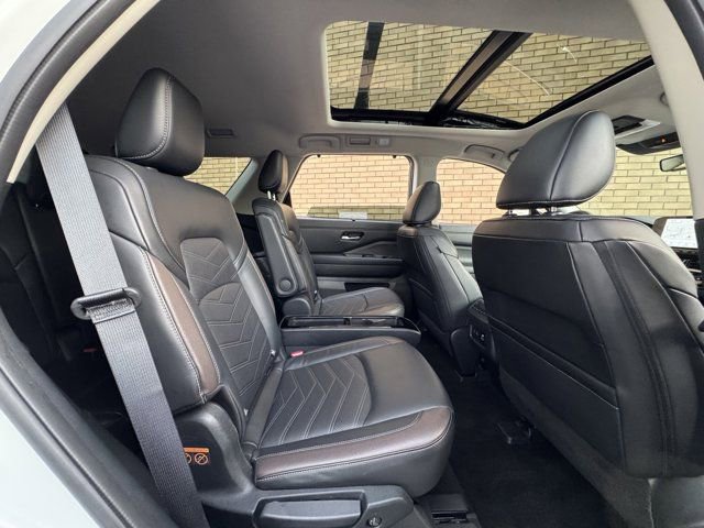 Used 2024 Nissan Pathfinder Platinum AWD/4WD image 12