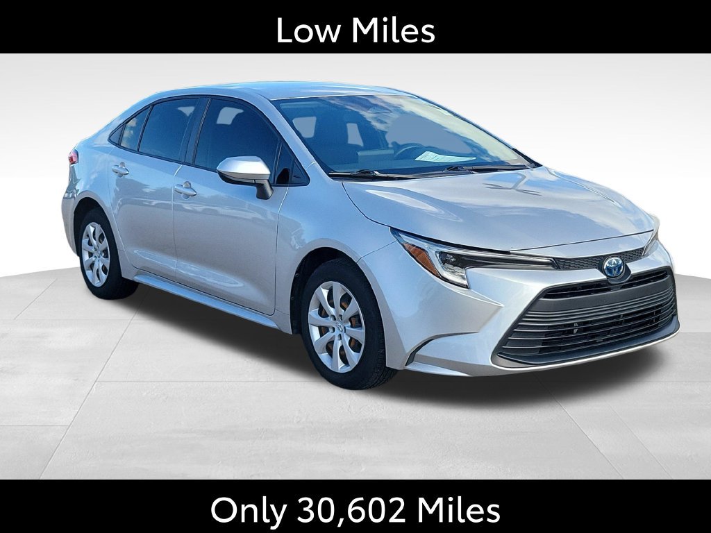 Used 2023 Toyota Corolla LE FWD image 2
