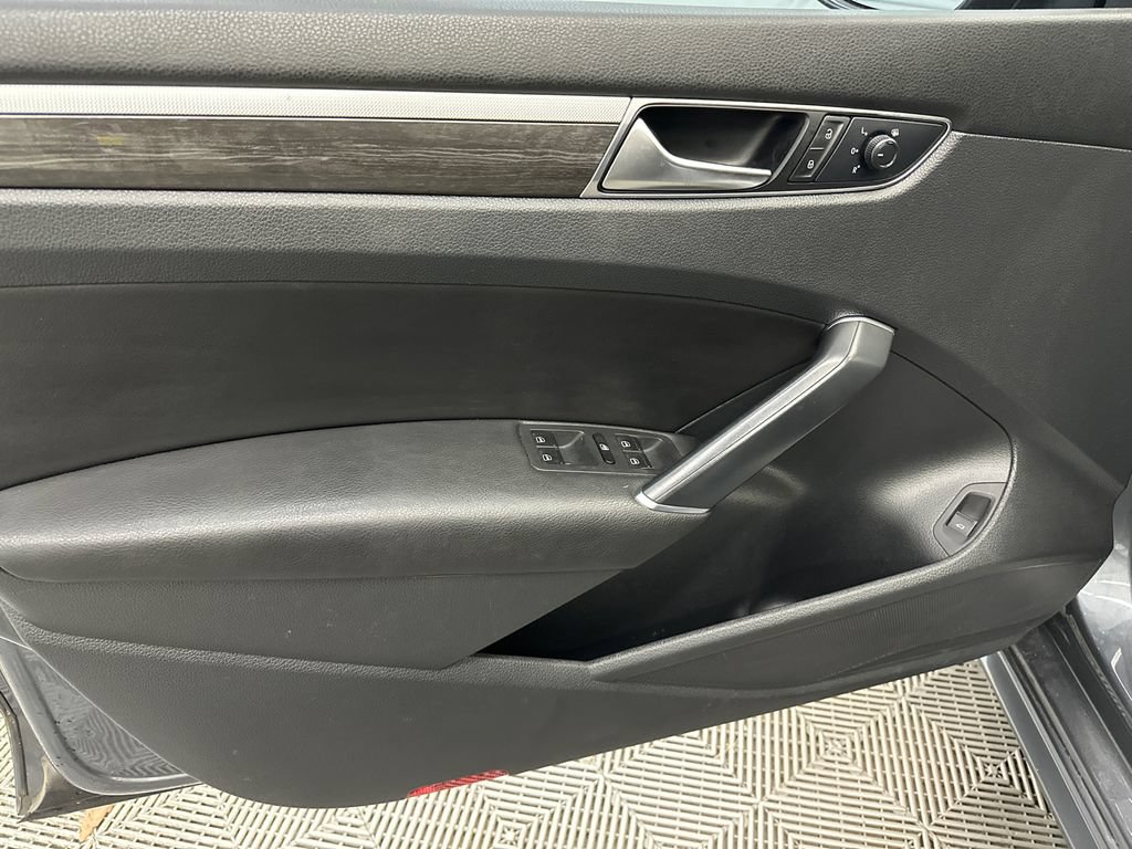Used 2018 Volkswagen Passat 2.0T SE FWD image 11