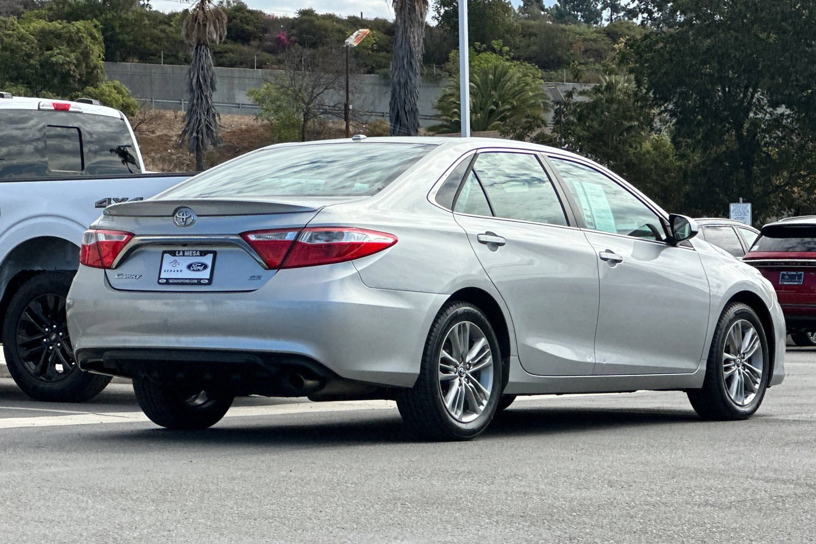 Used 2015 Toyota Camry SE w/ Moonroof Package FWD image 3