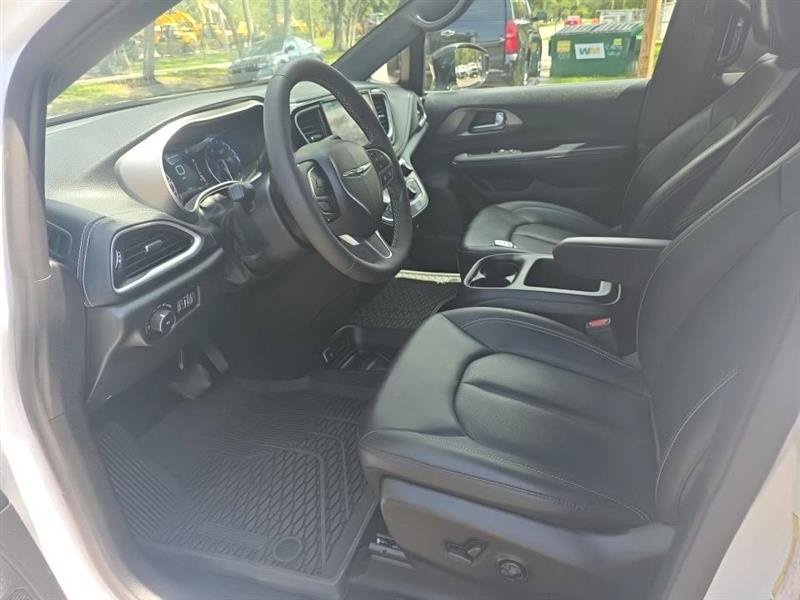 Used 2025 Chrysler Pacifica Select FWD image 8