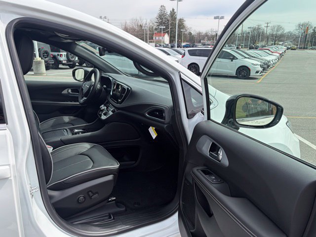 New 2026 Chrysler Pacifica Limited w/ Uconnect Theater Family Group FWD image 26