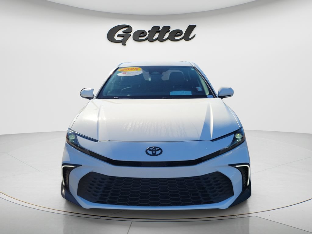 Used 2025 Toyota Camry SE w/ Convenience Package FWD image 2