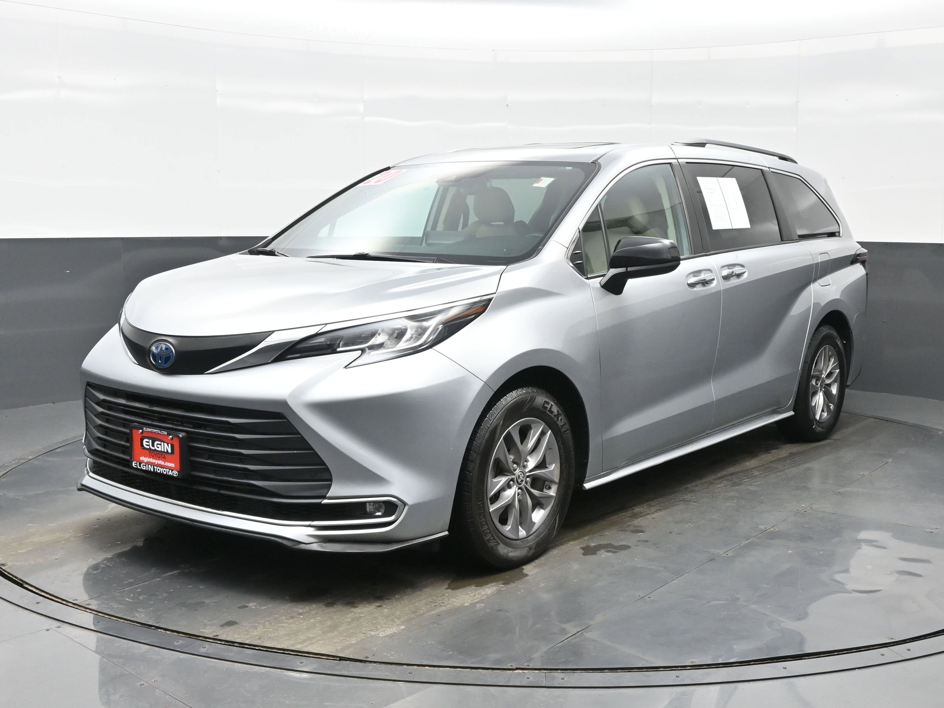 Used 2022 Toyota Sienna XLE image 2