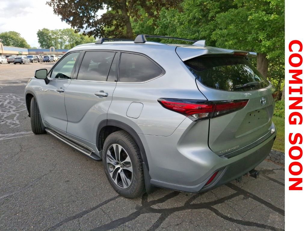 Used 2021 Toyota Highlander XLE AWD/4WD image 8
