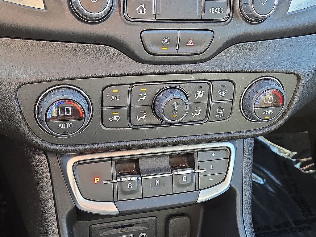 Used 2024 GMC Terrain SLT image 31