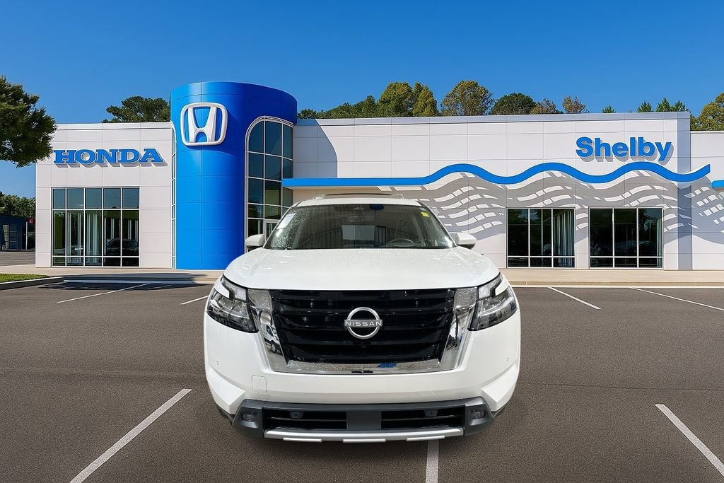 Used 2024 Nissan Pathfinder Platinum image 3