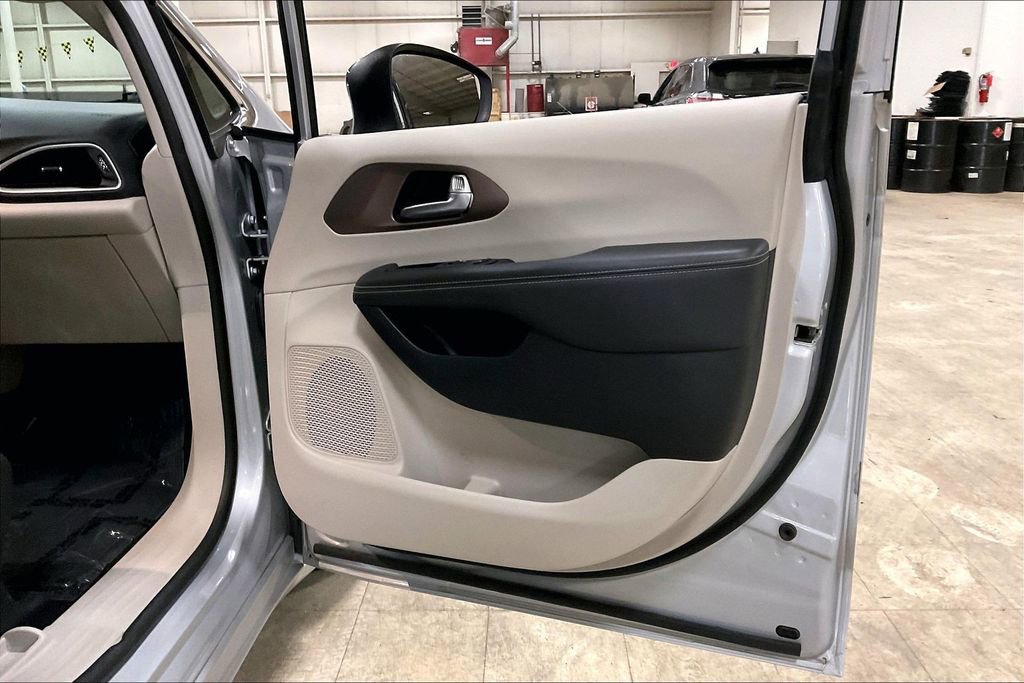 Used 2024 Chrysler Voyager LX image 22