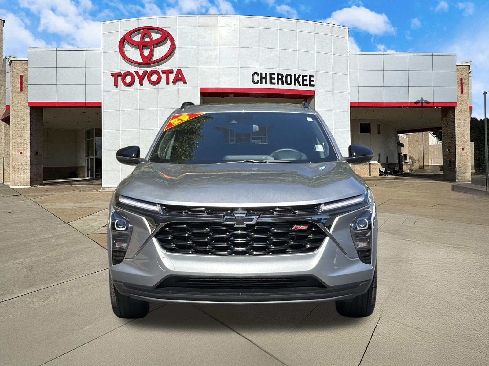 Used 2025 Chevrolet Trax RS w/ Sunroof Package FWD image 2