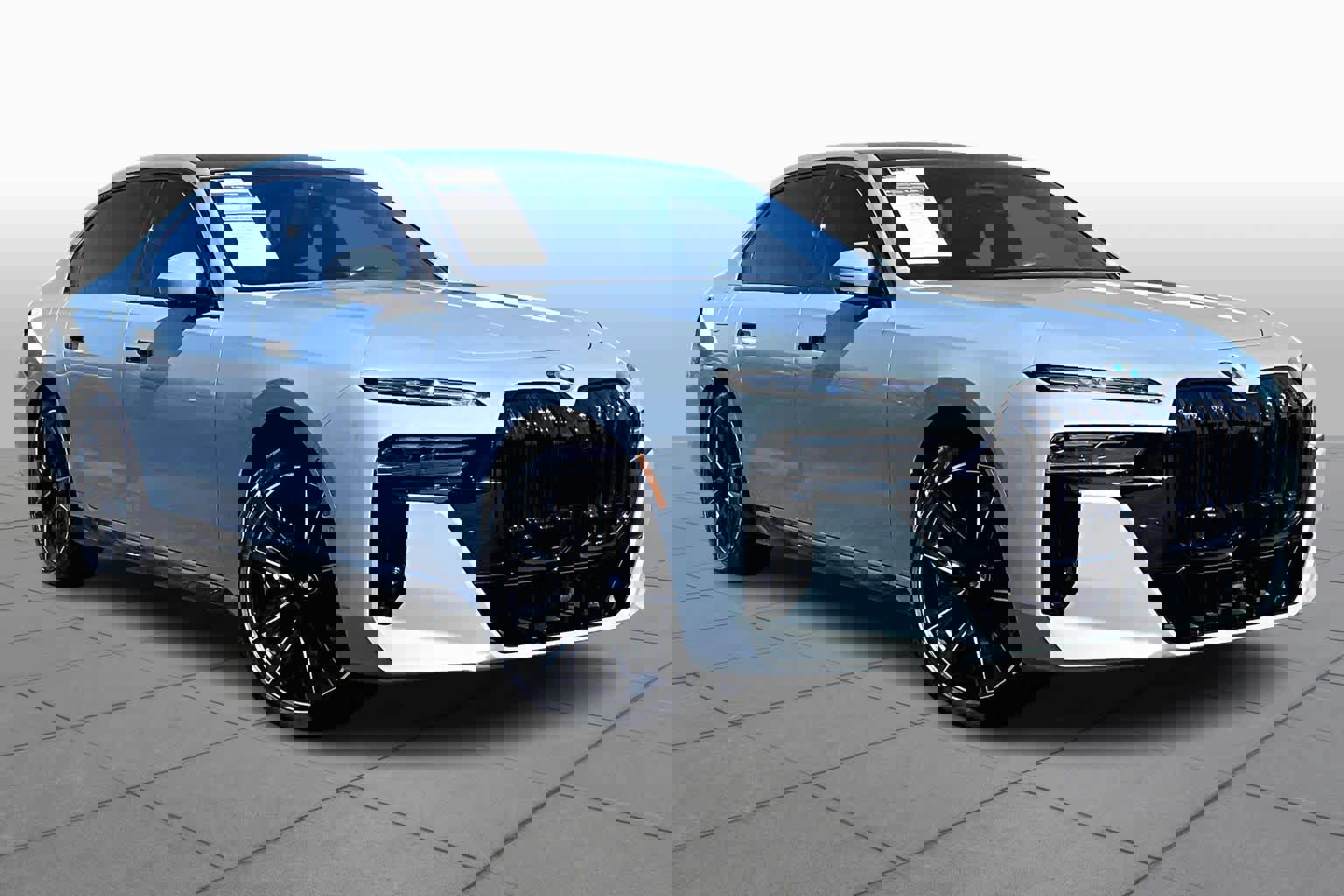 Used 2023 BMW 760i xDrive w/ Executive Package image 3