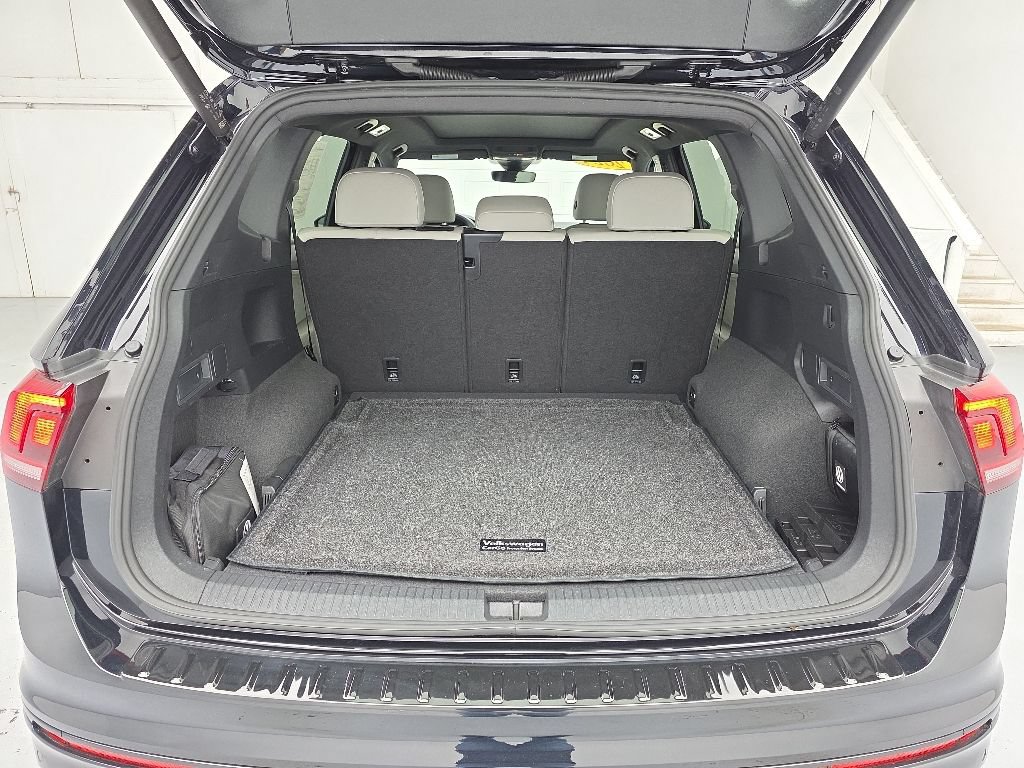 Used 2024 Volkswagen Tiguan SE R-Line AWD/4WD image 49