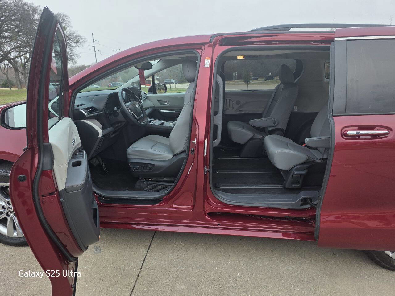 Used 2024 Toyota Sienna XLE w/ XLE Plus Package image 18