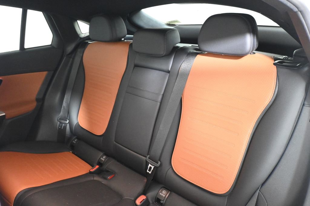 Used 2024 Mercedes-Benz GLC 300 4MATIC image 4