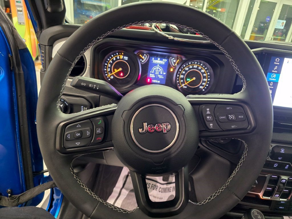 Used 2025 Jeep Gladiator Sport AWD/4WD image 18