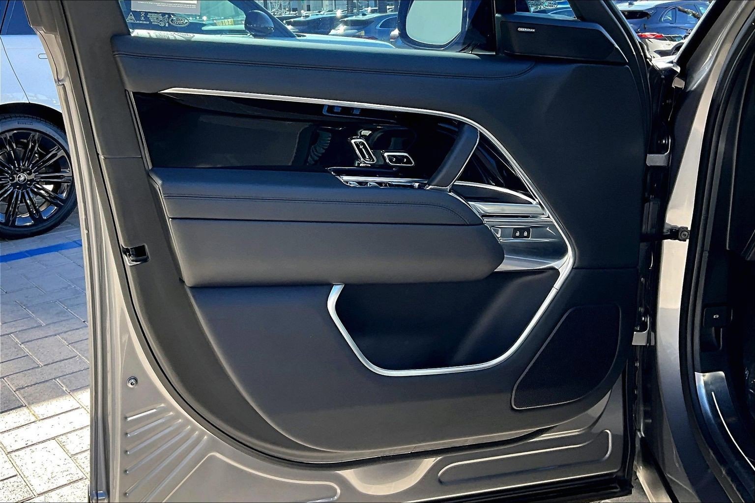 Used 2023 Land Rover Range Rover SE image 23