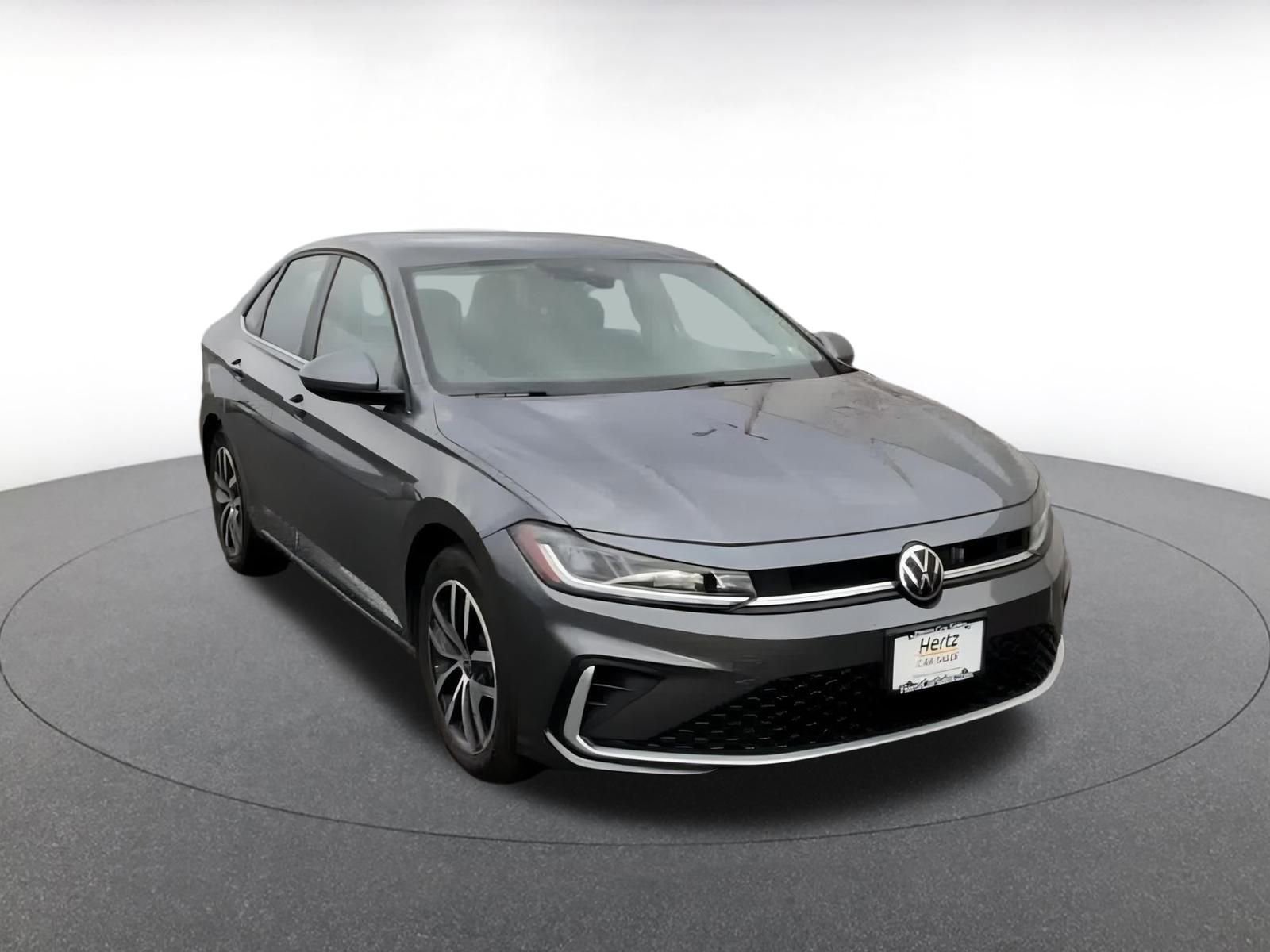 Used 2025 Volkswagen Jetta SE image 3