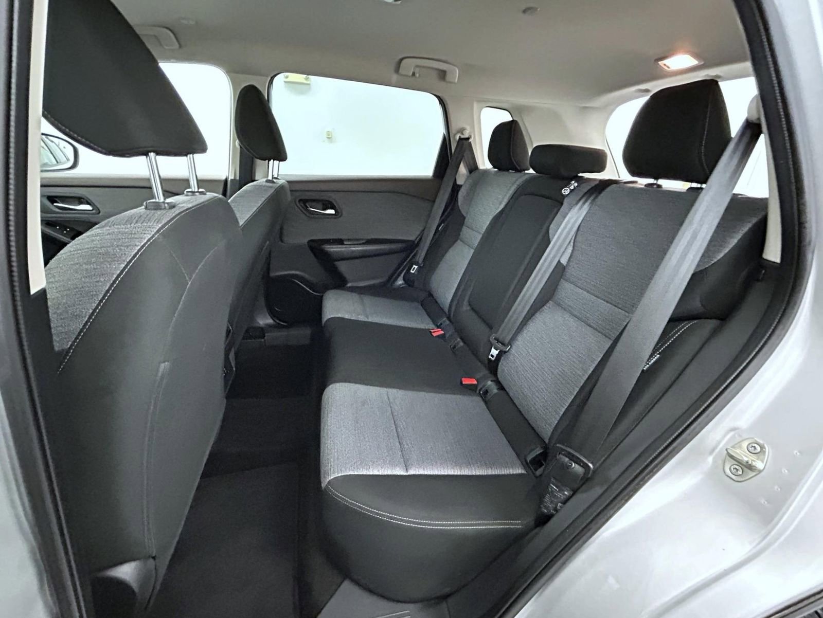 Used 2023 Nissan Rogue SV AWD/4WD image 19