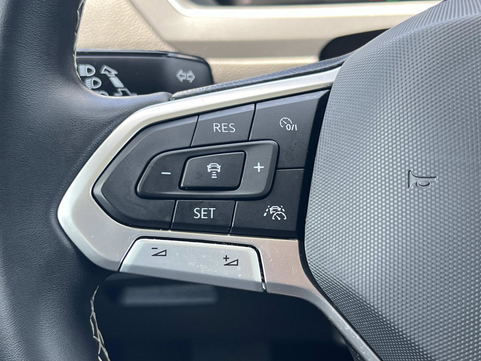 Certified 2023 Volkswagen Tiguan SE w/ Panoramic Sunroof Package FWD image 9