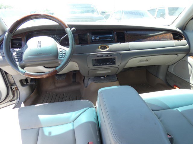 Used 2001 Lincoln Town Car Cartier image 10