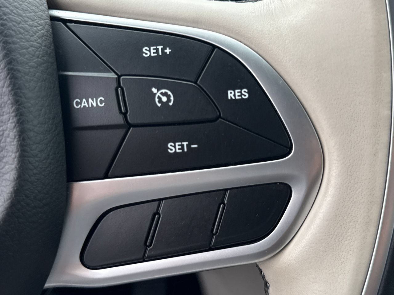 Used 2018 Chrysler Pacifica Limited FWD image 28