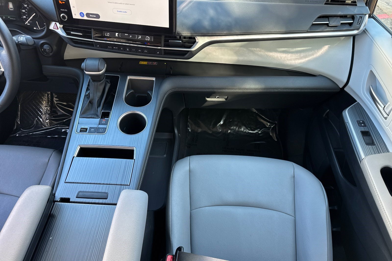 Used 2025 Toyota Sienna XLE FWD image 18