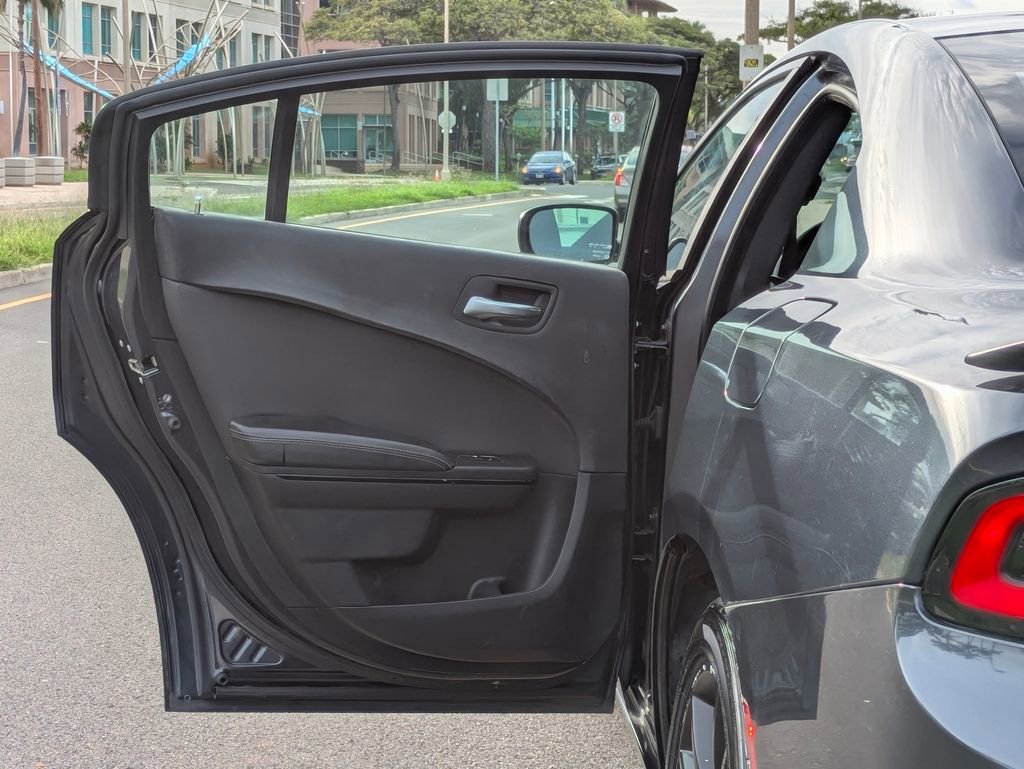 Used 2018 Dodge Charger SXT w/ Blacktop Package RWD image 11