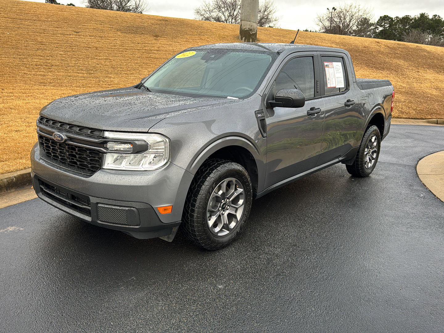 Used 2022 Ford Maverick XLT image 2