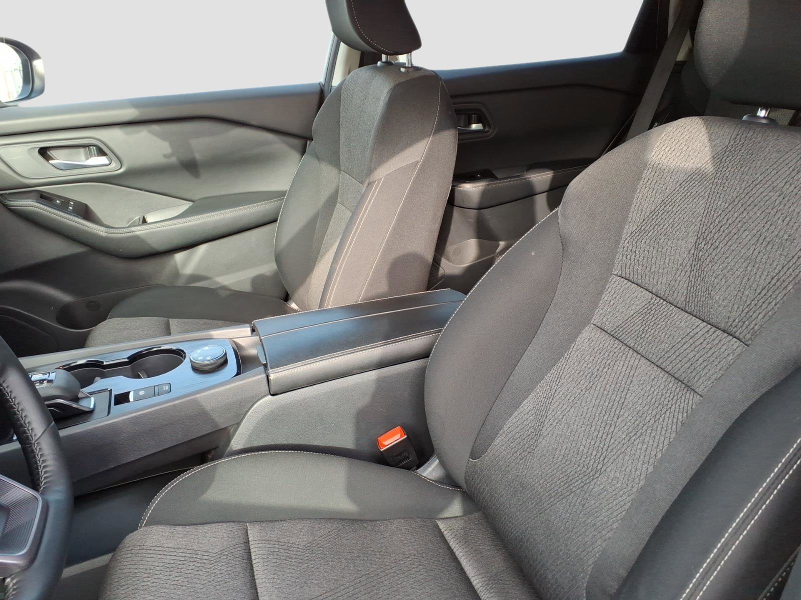 Used 2025 Nissan Rogue SV image 11