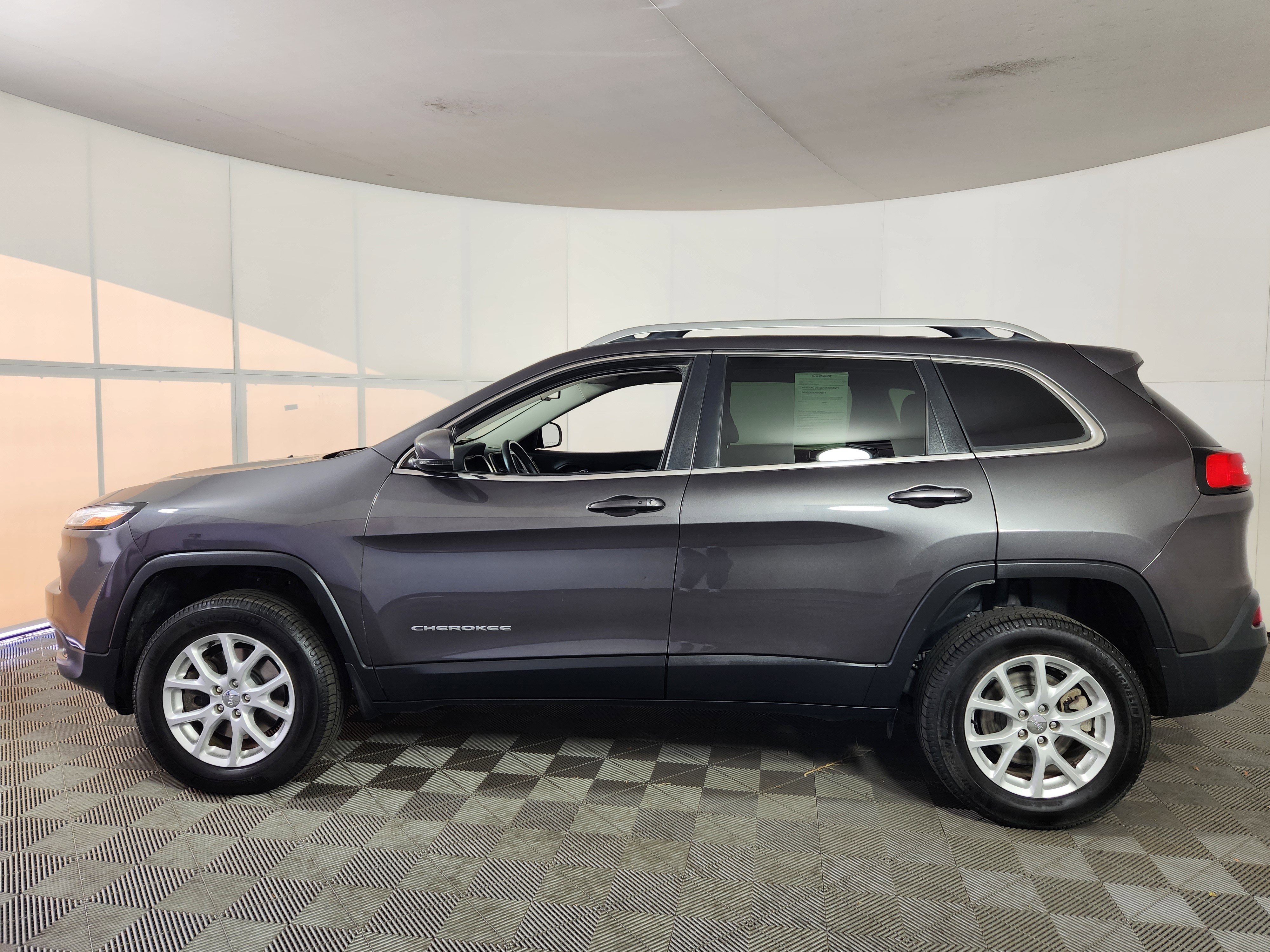 Used 2017 Jeep Cherokee Latitude w/ Comfort/Convenience Group image 4